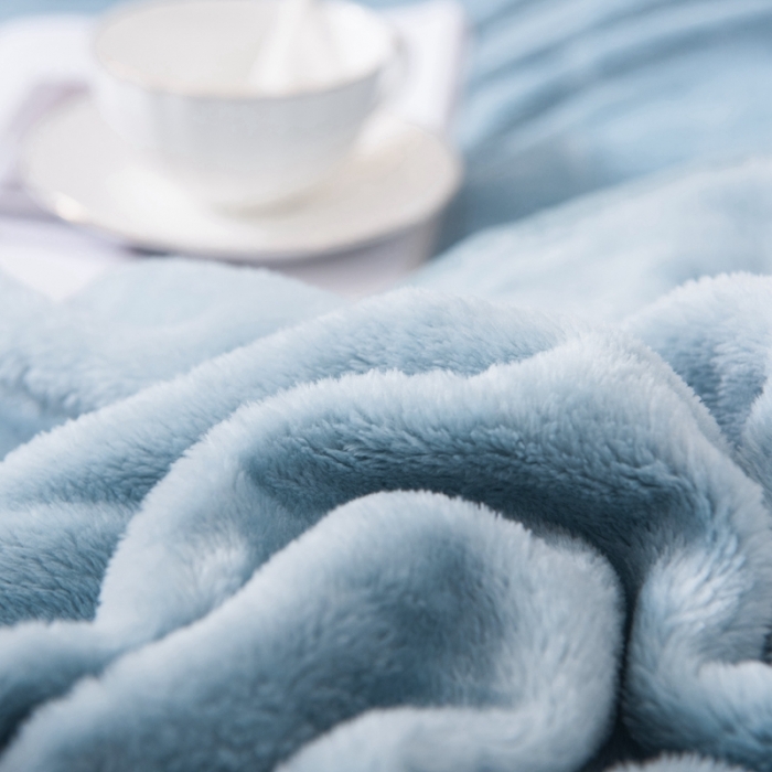 91家纺网 家纺一手货源 找家纺 卡琪曼 2023新款纯色加厚牛奶绒法兰绒毛毯子办公室午睡盖毯 灰蓝