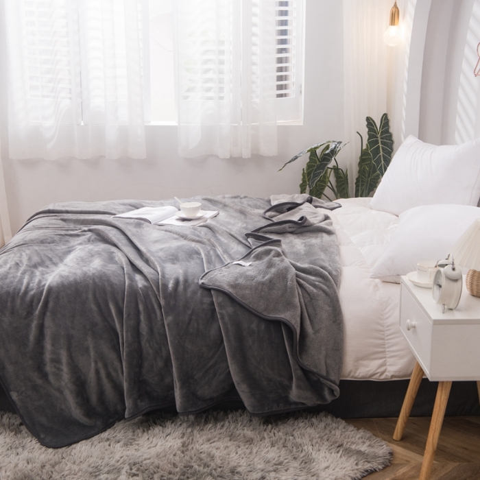 91家纺网 家纺一手货源 找家纺 卡琪曼 2023新款纯色加厚牛奶绒法兰绒毛毯子办公室午睡盖毯 灰色