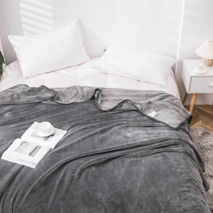 91家纺网 家纺一手货源 找家纺 卡琪曼 2023新款纯色加厚牛奶绒法兰绒毛毯子办公室午睡盖毯 灰色