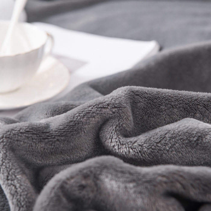 91家纺网 家纺一手货源 找家纺 卡琪曼 2023新款纯色加厚牛奶绒法兰绒毛毯子办公室午睡盖毯 灰色