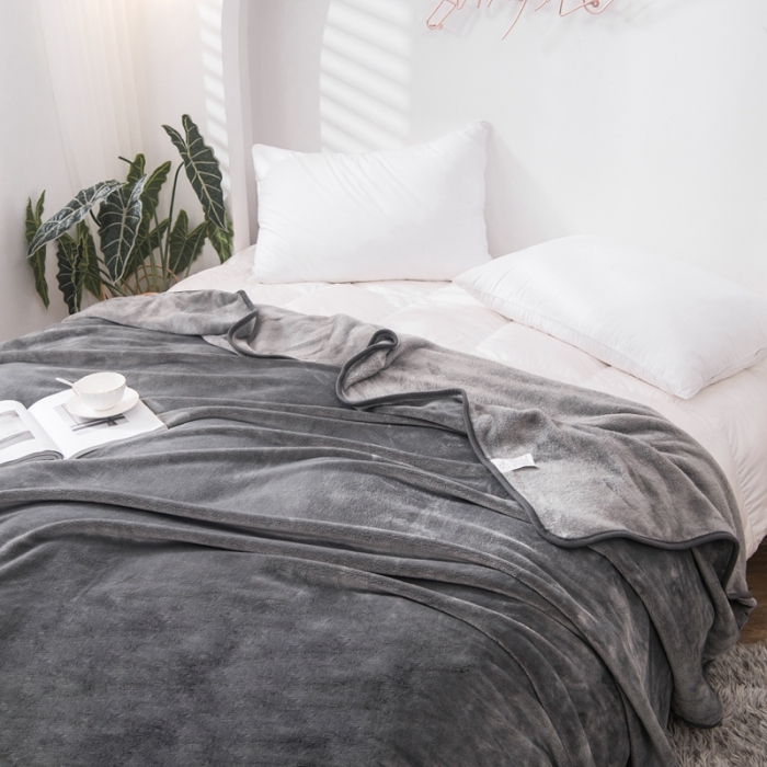 91家纺网 家纺一手货源 找家纺 卡琪曼 2023新款纯色加厚牛奶绒法兰绒毛毯子办公室午睡盖毯 灰色