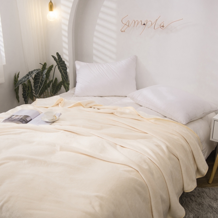 91家纺网 家纺一手货源 找家纺 卡琪曼 2023新款纯色加厚牛奶绒法兰绒毛毯子办公室午睡盖毯 米白