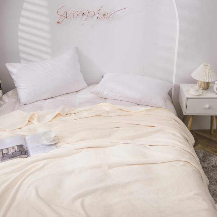 91家纺网 家纺一手货源 找家纺 卡琪曼 2023新款纯色加厚牛奶绒法兰绒毛毯子办公室午睡盖毯 米白