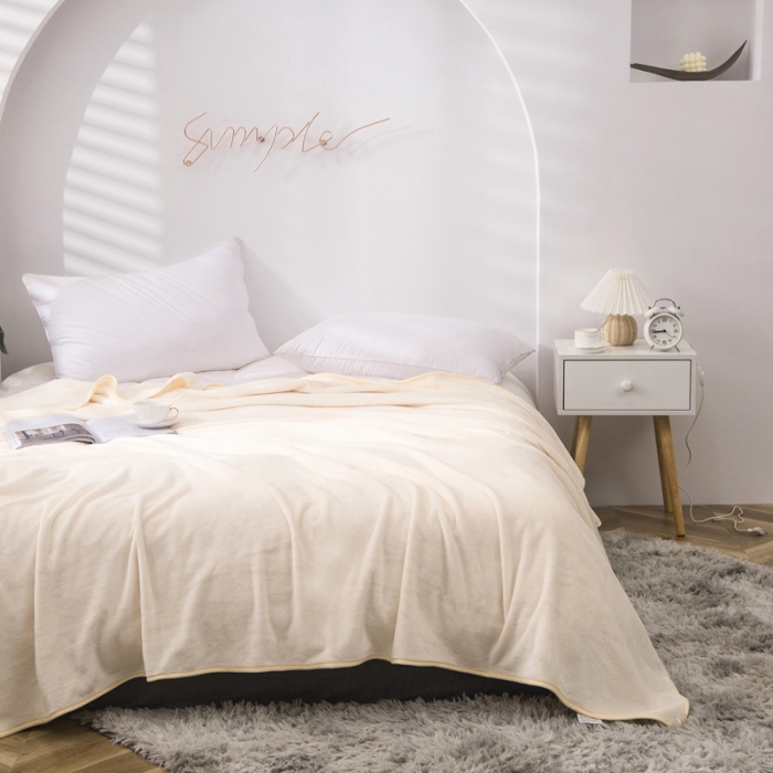 91家纺网 家纺一手货源 找家纺 卡琪曼 2023新款纯色加厚牛奶绒法兰绒毛毯子办公室午睡盖毯 米白