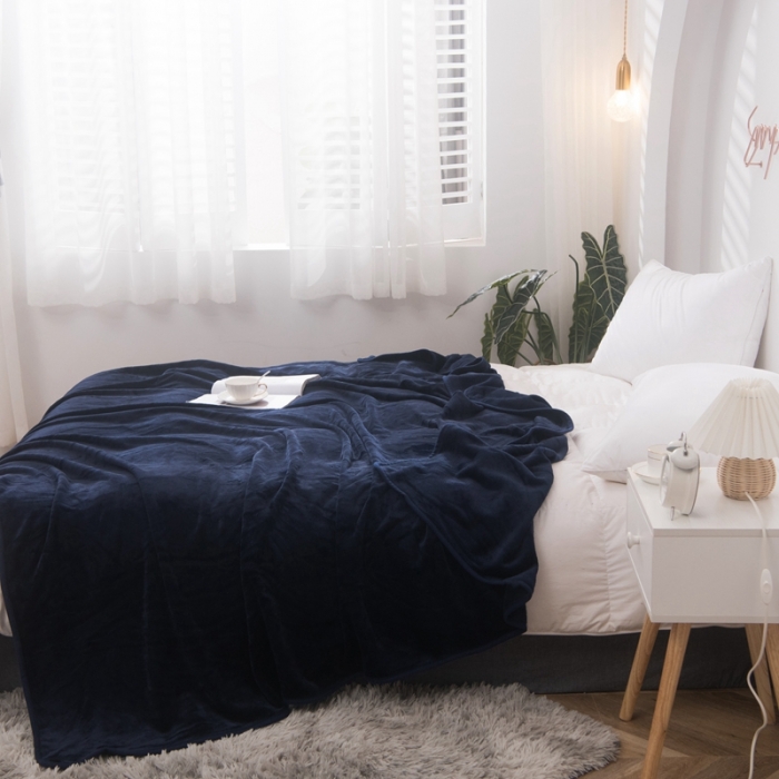 91家纺网 家纺一手货源 找家纺 卡琪曼 2023新款纯色加厚牛奶绒法兰绒毛毯子办公室午睡盖毯 深蓝