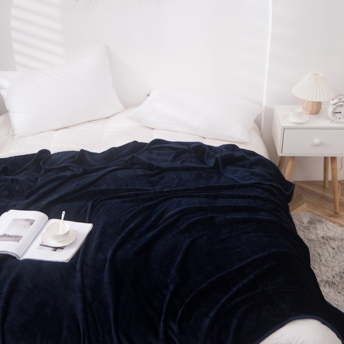 91家纺网 家纺一手货源 找家纺 卡琪曼 2023新款纯色加厚牛奶绒法兰绒毛毯子办公室午睡盖毯 深蓝