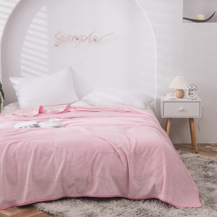 91家纺网 家纺一手货源 找家纺 卡琪曼 2023新款纯色加厚牛奶绒法兰绒毛毯子办公室午睡盖毯 浅粉