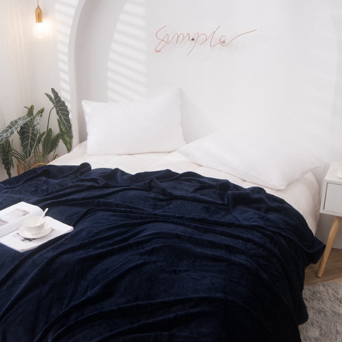 91家纺网 家纺一手货源 找家纺 卡琪曼 2023新款纯色加厚牛奶绒法兰绒毛毯子办公室午睡盖毯 深蓝