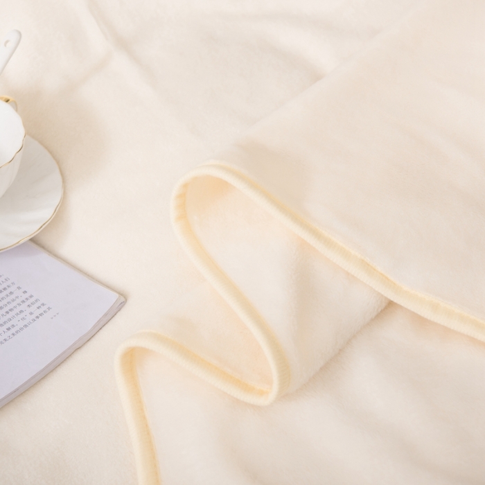 91家纺网 家纺一手货源 找家纺 卡琪曼 2023新款纯色加厚牛奶绒法兰绒毛毯子办公室午睡盖毯 米白