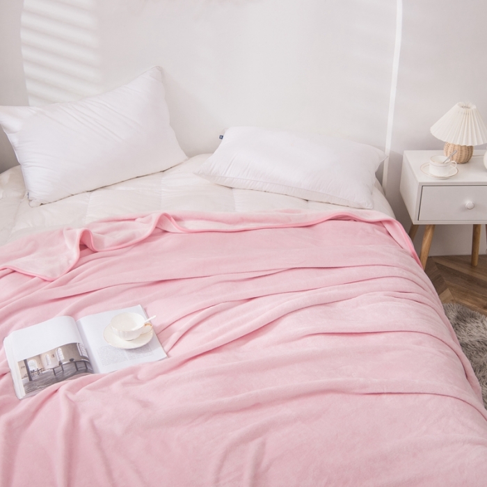 91家纺网 家纺一手货源 找家纺 卡琪曼 2023新款纯色加厚牛奶绒法兰绒毛毯子办公室午睡盖毯 浅粉