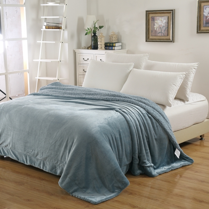 91家纺网 家纺一手货源 找家纺 卡琪曼 2022新双面法兰绒羊羔绒毛毯办公室午睡盖毯子 孔雀蓝