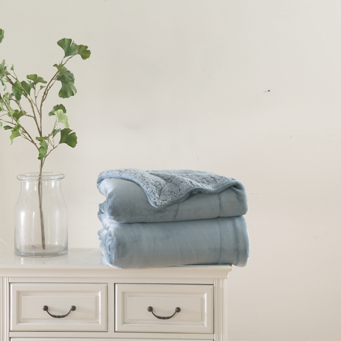 91家纺网 家纺一手货源 找家纺 卡琪曼 2022新双面法兰绒羊羔绒毛毯办公室午睡盖毯子 孔雀蓝