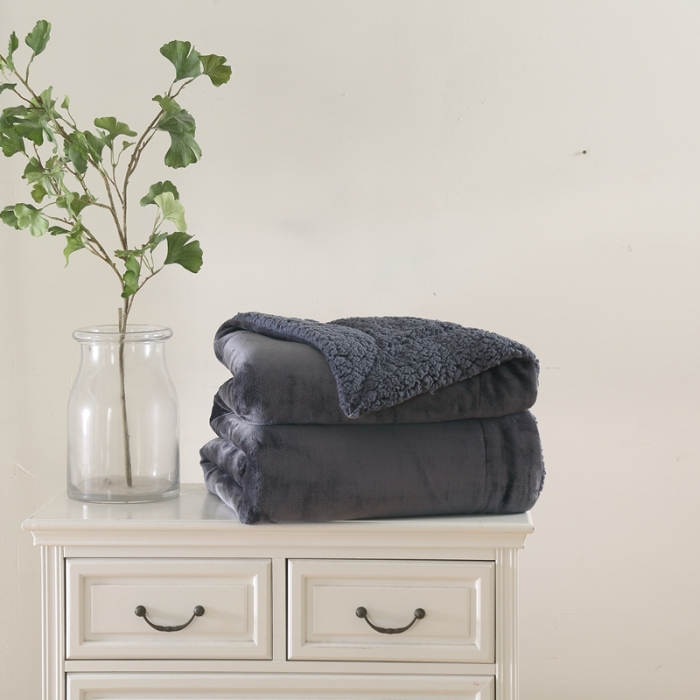 91家纺网 家纺一手货源 找家纺 卡琪曼 2022新双面法兰绒羊羔绒毛毯办公室午睡盖毯子 深空灰