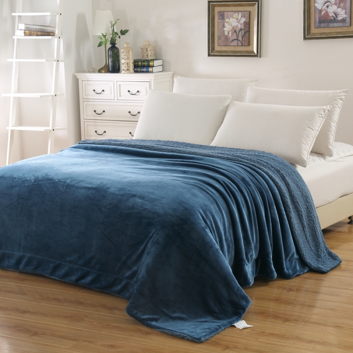 91家纺网 家纺一手货源 找家纺 卡琪曼 2022新双面法兰绒羊羔绒毛毯办公室午睡盖毯子 午夜蓝