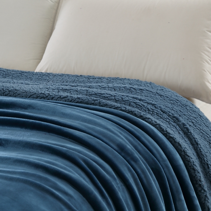 91家纺网 家纺一手货源 找家纺 卡琪曼 2022新双面法兰绒羊羔绒毛毯办公室午睡盖毯子 午夜蓝