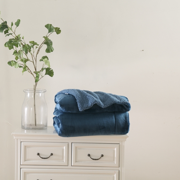 91家纺网 家纺一手货源 找家纺 卡琪曼 2022新双面法兰绒羊羔绒毛毯办公室午睡盖毯子 午夜蓝