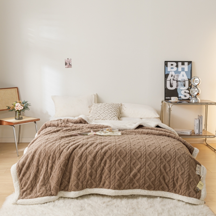 91家纺网 家纺一手货源 找家纺 简爱-2025加厚舒棉绒羊羔绒盖毯毛毯 菱形茉格-咖色