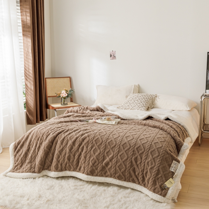 91家纺网 家纺一手货源 找家纺 简爱-2025加厚舒棉绒羊羔绒盖毯毛毯 菱形茉格-咖色