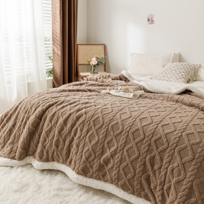 91家纺网 家纺一手货源 找家纺 简爱-2025加厚舒棉绒羊羔绒盖毯毛毯 菱形茉格-咖色