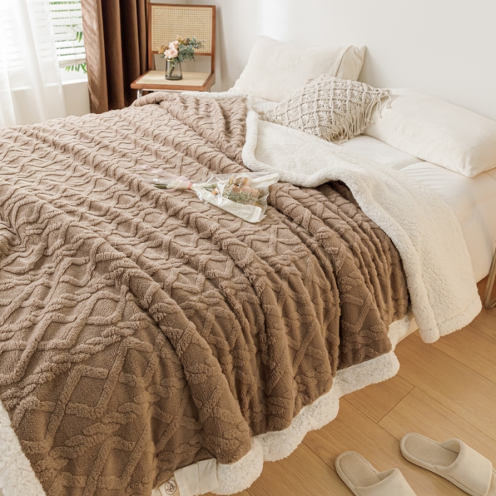 91家纺网 家纺一手货源 找家纺 简爱-2025加厚舒棉绒羊羔绒盖毯毛毯 菱形茉格-咖色