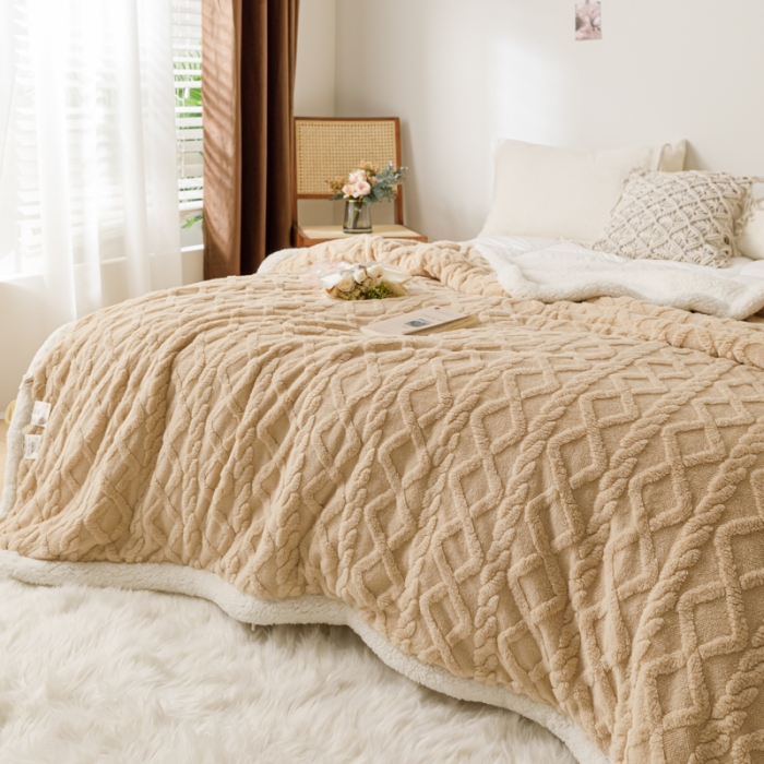 91家纺网 家纺一手货源 找家纺 简爱-2026加厚舒棉绒羊羔绒盖毯毛毯 菱形茉格-米驼色