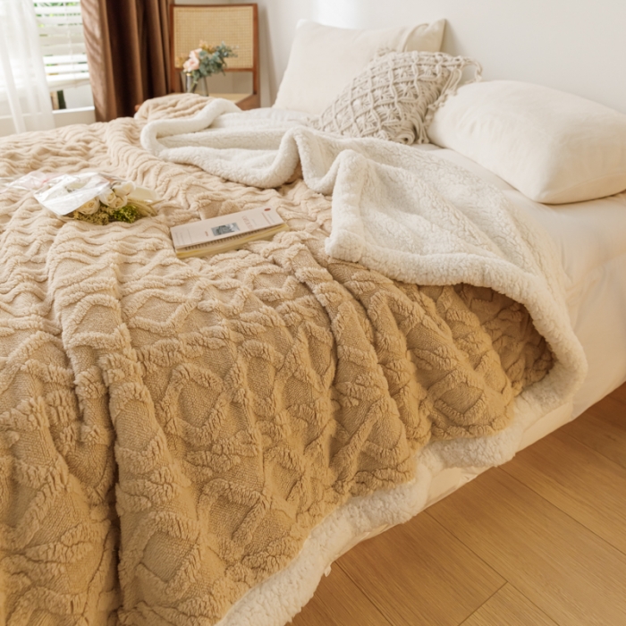91家纺网 家纺一手货源 找家纺 简爱-2026加厚舒棉绒羊羔绒盖毯毛毯 菱形茉格-米驼色