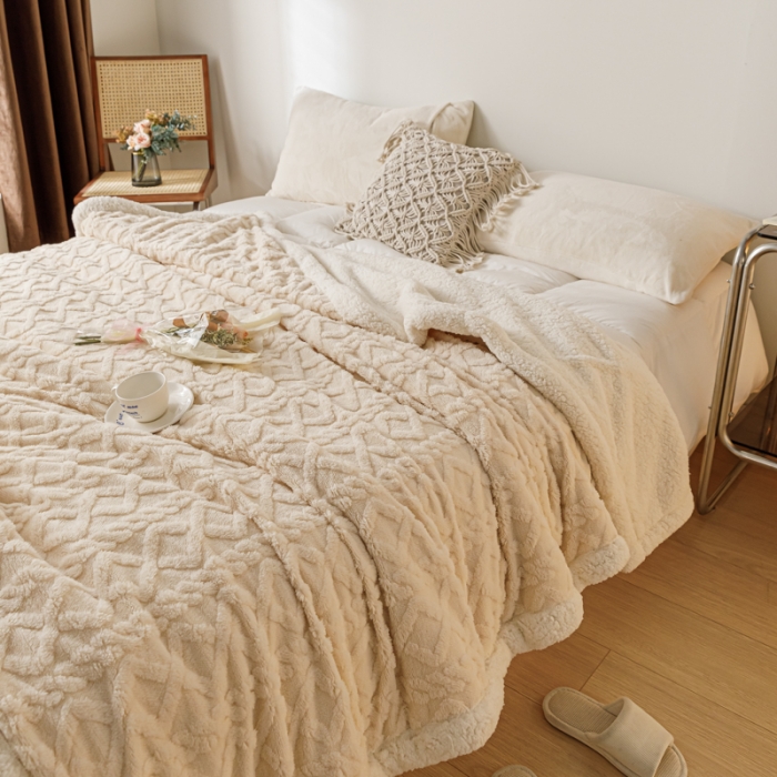 91家纺网 家纺一手货源 找家纺 简爱-2026加厚舒棉绒羊羔绒盖毯毛毯 菱形茉格-浅米