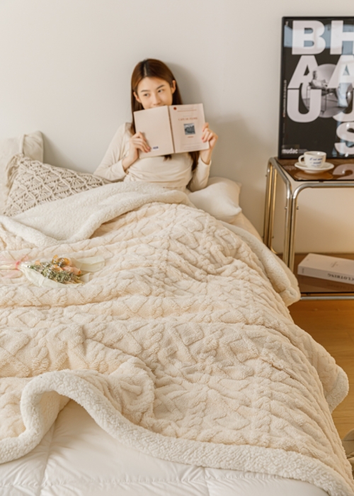 91家纺网 家纺一手货源 找家纺 简爱-2026加厚舒棉绒羊羔绒盖毯毛毯 菱形茉格-浅米
