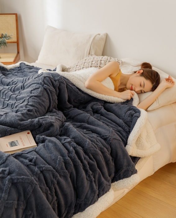 91家纺网 家纺一手货源 找家纺 简爱-2026加厚舒棉绒羊羔绒盖毯毛毯 纹路菱形格-深灰