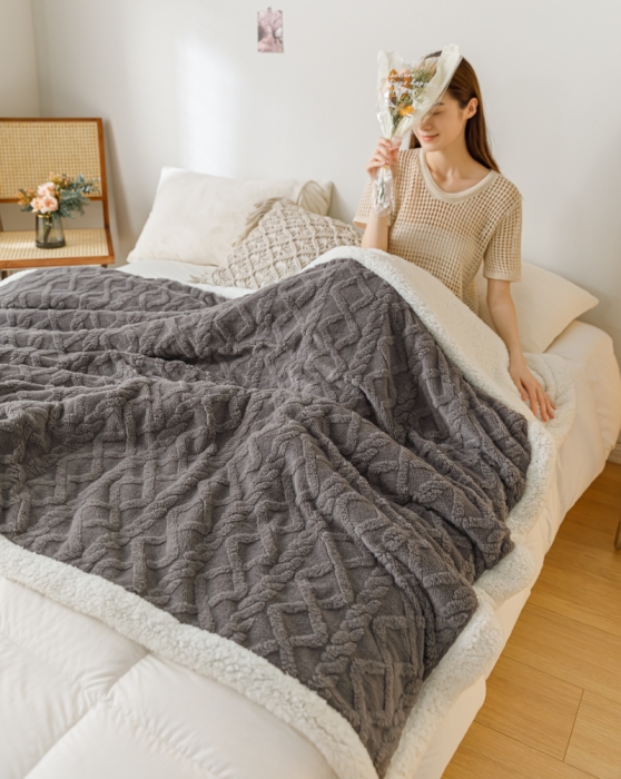 91家纺网 家纺一手货源 找家纺 简爱-2026加厚舒棉绒羊羔绒盖毯毛毯 菱形茉格-儒雅灰