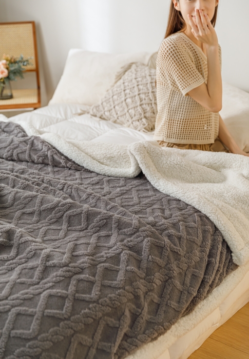 91家纺网 家纺一手货源 找家纺 简爱-2026加厚舒棉绒羊羔绒盖毯毛毯 菱形茉格-儒雅灰