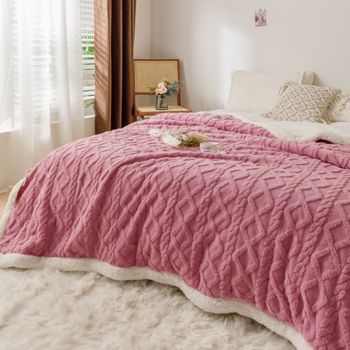 91家纺网 家纺一手货源 找家纺 简爱-2026加厚舒棉绒羊羔绒盖毯毛毯 菱形茉格-珊瑚粉