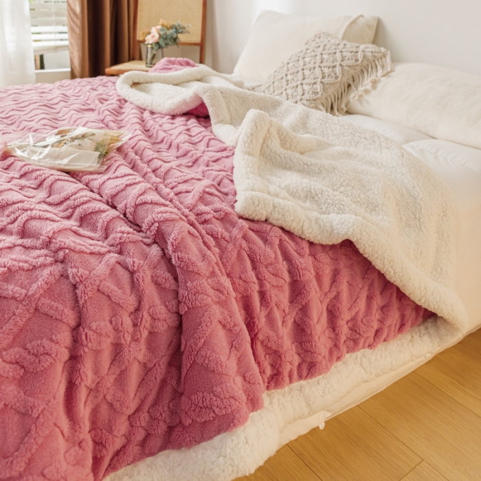 91家纺网 家纺一手货源 找家纺 简爱-2026加厚舒棉绒羊羔绒盖毯毛毯 菱形茉格-珊瑚粉
