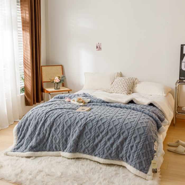 91家纺网 家纺一手货源 找家纺 简爱-2025加厚舒棉绒羊羔绒盖毯毛毯 菱形茉格-雾霾蓝