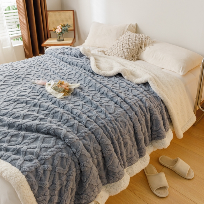 91家纺网 家纺一手货源 找家纺 简爱-2025加厚舒棉绒羊羔绒盖毯毛毯 菱形茉格-雾霾蓝