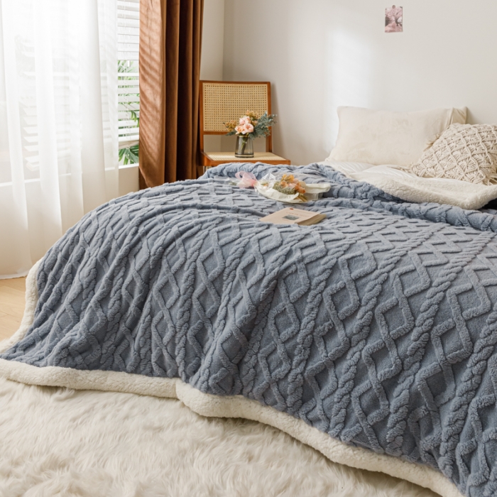 91家纺网 家纺一手货源 找家纺 简爱-2025加厚舒棉绒羊羔绒盖毯毛毯 菱形茉格-雾霾蓝