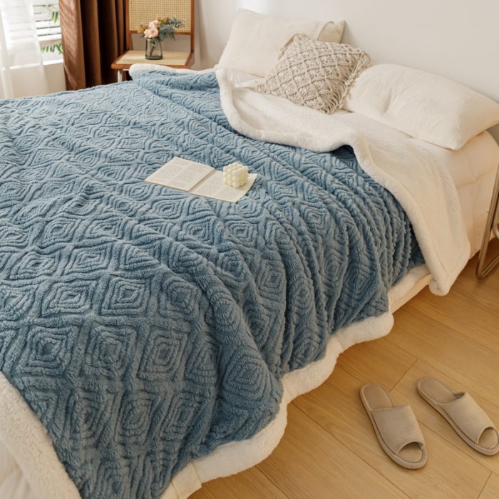 91家纺网 家纺一手货源 找家纺 简爱-2025加厚舒棉绒羊羔绒盖毯毛毯 菱形苏格-暮色蓝