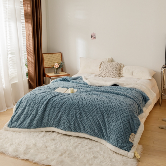 91家纺网 家纺一手货源 找家纺 简爱-2025加厚舒棉绒羊羔绒盖毯毛毯 菱形苏格-暮色蓝