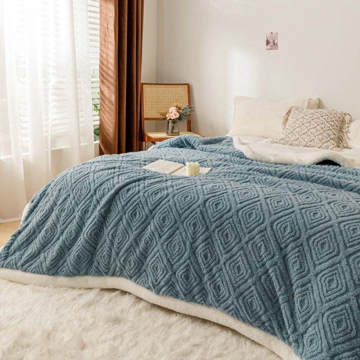 91家纺网 家纺一手货源 找家纺 简爱-2025加厚舒棉绒羊羔绒盖毯毛毯 菱形苏格-暮色蓝