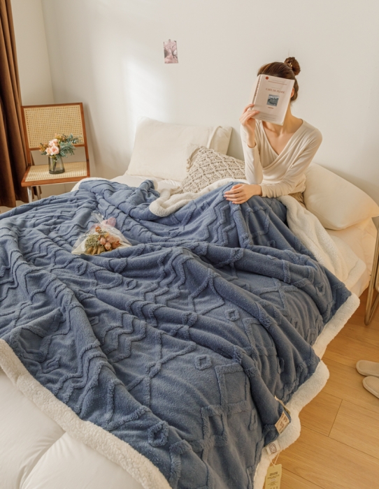 91家纺网 家纺一手货源 找家纺 简爱-2025加厚舒棉绒羊羔绒盖毯毛毯 纹路菱形格-北卡蓝