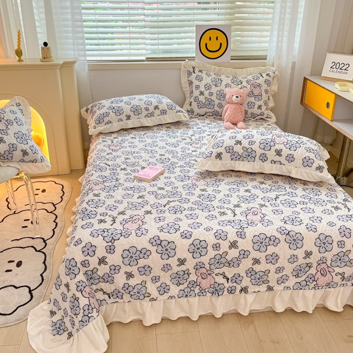 91家纺网 家纺一手货源 找家纺 川悦生活 2022新款高克重牛奶绒花边夹棉床盖 蓝花小兔