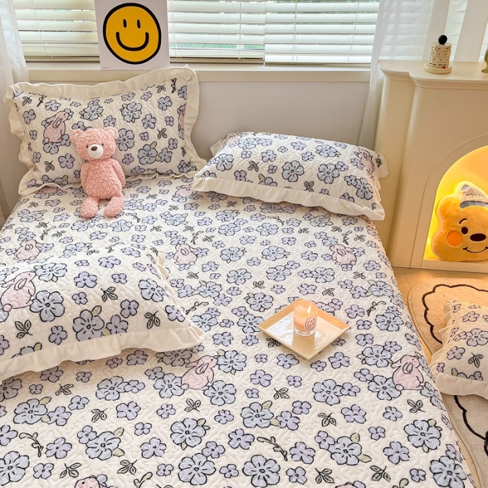 91家纺网 家纺一手货源 找家纺 川悦生活 2022新款高克重牛奶绒花边夹棉床盖 蓝花小兔