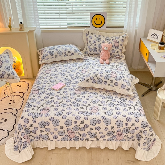 91家纺网 家纺一手货源 找家纺 川悦生活 2022新款高克重牛奶绒花边夹棉床盖 蓝花小兔