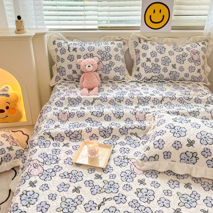 91家纺网 家纺一手货源 找家纺 川悦生活 2022新款高克重牛奶绒花边夹棉床盖 蓝花小兔