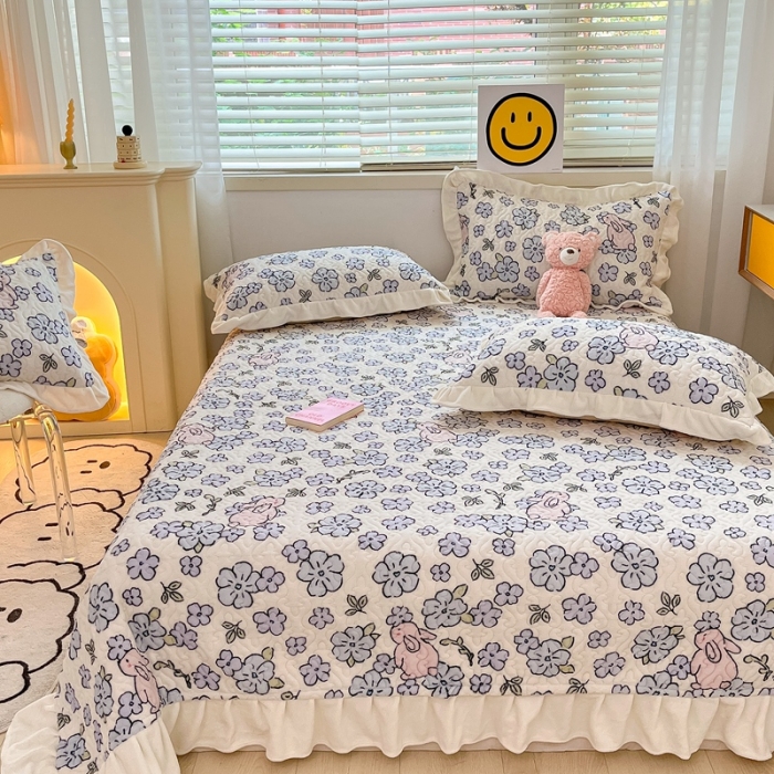 91家纺网 家纺一手货源 找家纺 川悦生活 2022新款高克重牛奶绒花边夹棉床盖 蓝花小兔