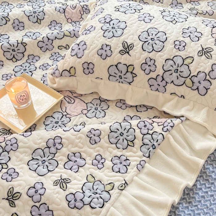 91家纺网 家纺一手货源 找家纺 川悦生活 2022新款高克重牛奶绒花边夹棉床盖 蓝花小兔