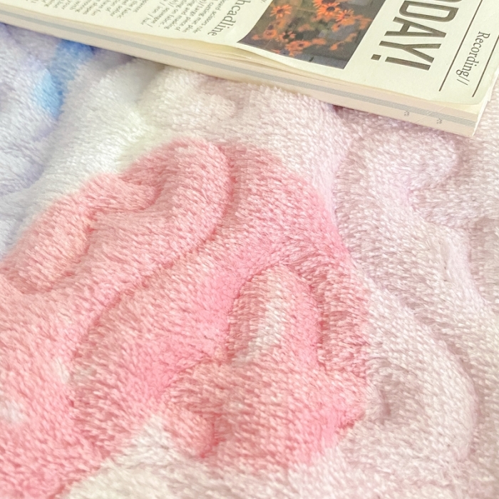 91家纺网 家纺一手货源 找家纺 川悦生活 2022新款高克重牛奶绒花边夹棉床盖 梦幻爱心