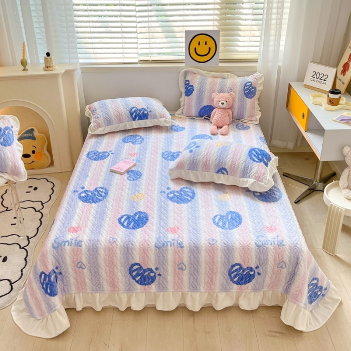 91家纺网 家纺一手货源 找家纺 川悦生活 2022新款高克重牛奶绒花边夹棉床盖 梦幻爱心