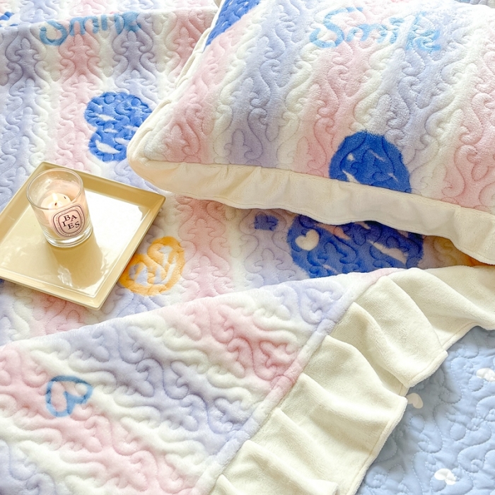 91家纺网 家纺一手货源 找家纺 川悦生活 2022新款高克重牛奶绒花边夹棉床盖 梦幻爱心