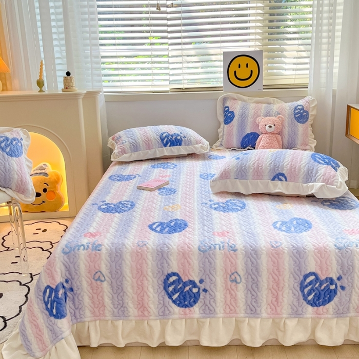 91家纺网 家纺一手货源 找家纺 川悦生活 2022新款高克重牛奶绒花边夹棉床盖 梦幻爱心